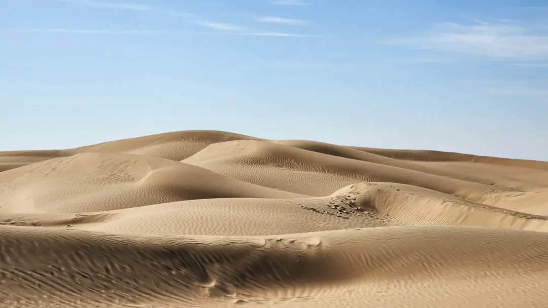 تپه‌های شنی کویر مصر در استان اصفهان زیر آسمان آبی